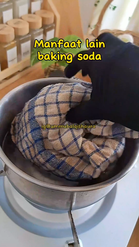 Tak perlu disikat, mama muda ini bersihkan lap dapur dekil dan berminyak pakai 1 bahan dapur