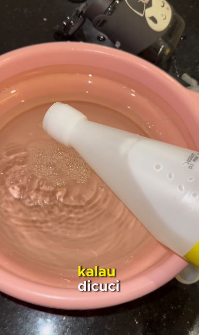 Tanpa sitrun, ini trik menghilangkan jamur di karet tutup botol minum pakai 2 bahan dapur