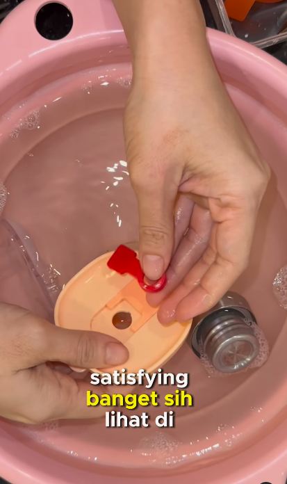 Tanpa sitrun, ini trik menghilangkan jamur di karet tutup botol minum pakai 2 bahan dapur