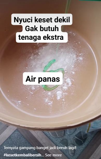 Tanpa capek digosok detergen, ini cara cuci keset dekil penuh debu agar kinclong pakai 2 bahan dapur