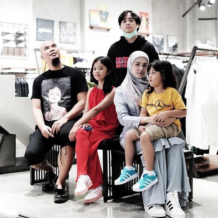 Gaya modis Safeea anak Ahmad Dhani © Instagram