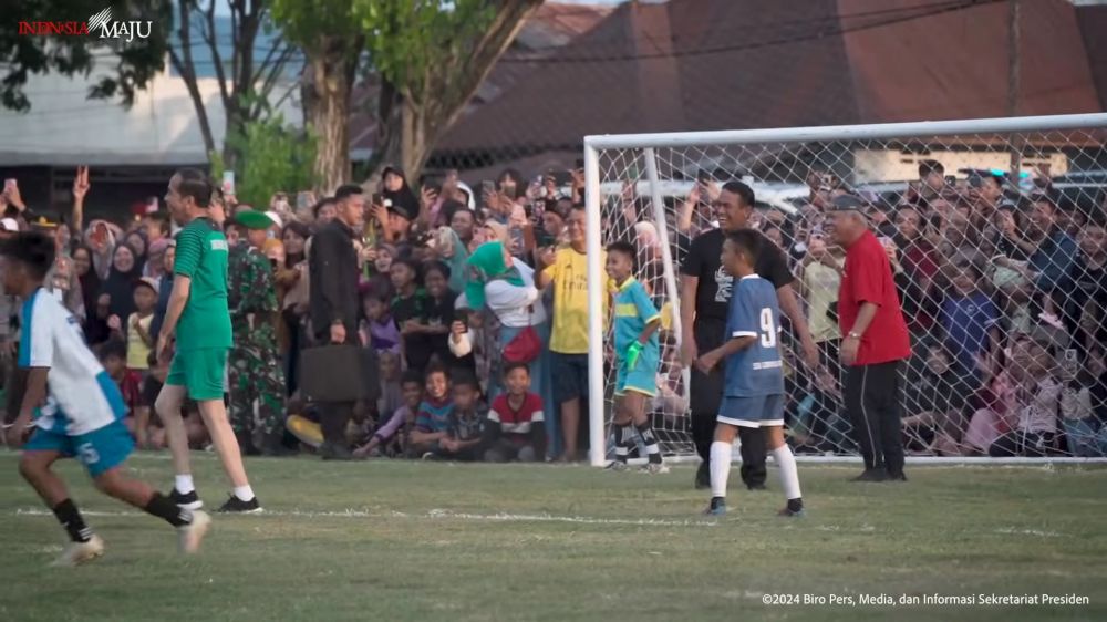 mau nendang malah dipeluk menteri YouTube/@SekretariatPresiden mau nendang malah dipeluk menteri YouTube/@SekretariatPresiden