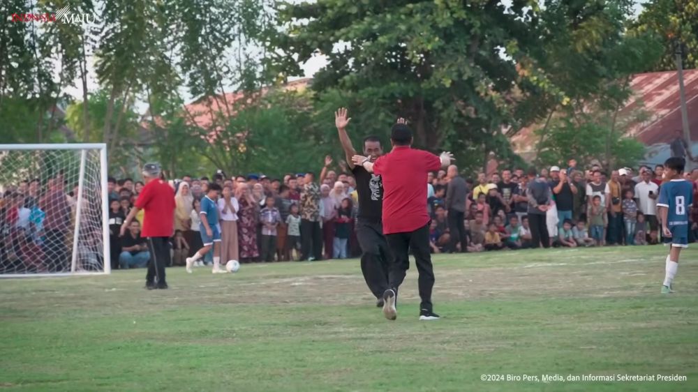 mau nendang malah dipeluk menteri YouTube/@SekretariatPresiden mau nendang malah dipeluk menteri YouTube/@SekretariatPresiden