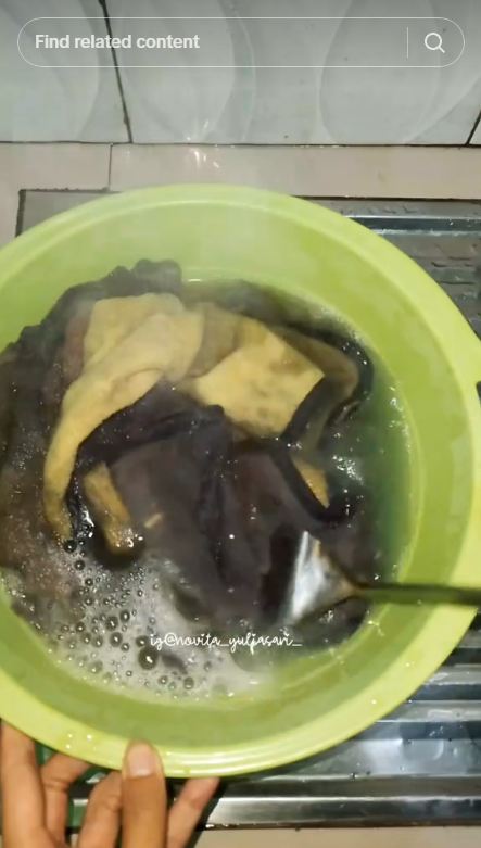 Pakai 2 bahan, trik wanita cuci serbet dapur dekil, hitam, dan jamuran ini bikin kinclong tanpa sitrun