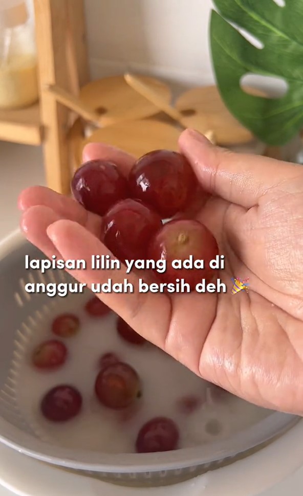 Tanpa pakai cuka, begini trik hilangkan lapisan lilin pada anggur cuma pakai 2 bahan dapur