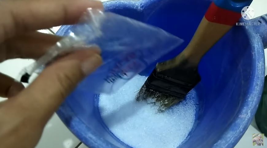 Bukan baking soda, emak-emak bersihkan noda kuning lantai kamar mandi ini ampuh pakai tambahan 1 bahan