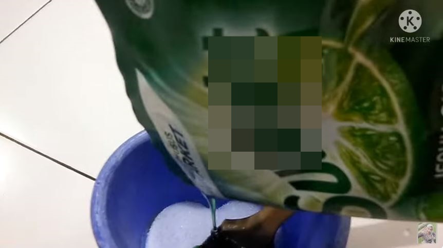Bukan baking soda, emak-emak bersihkan noda kuning lantai kamar mandi ini ampuh pakai tambahan 1 bahan