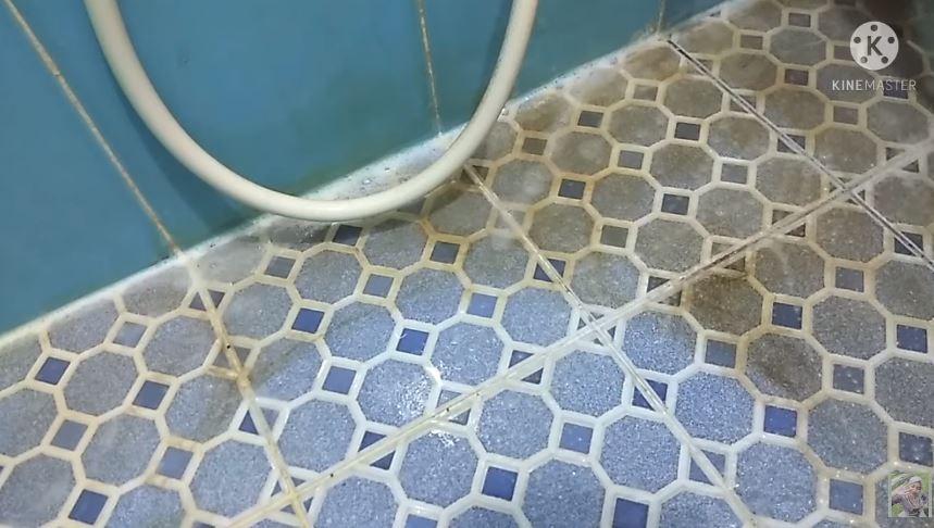 Bukan baking soda, emak-emak bersihkan noda kuning lantai kamar mandi ini ampuh pakai tambahan 1 bahan