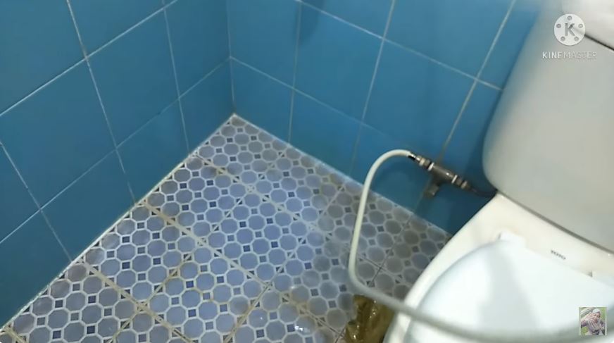 Bukan baking soda, emak-emak bersihkan noda kuning lantai kamar mandi ini ampuh pakai tambahan 1 bahan