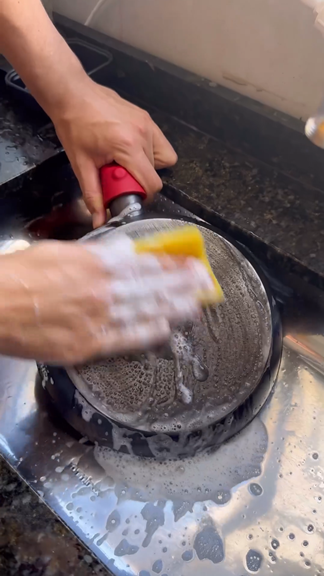 Tanpa sitrun, ini cara mudah bersihkan kerak gosong di pantat teflon cuma tambah 3 bahan dapur