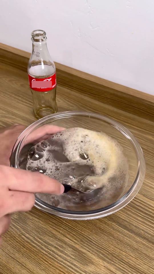 Tanpa sitrun, ini cara mudah bersihkan kerak gosong di pantat teflon cuma tambah 3 bahan dapur