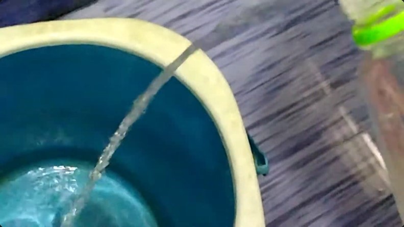 Bukan diolesi sitrun, ini trik bersihkan noda kerak di dasar ember cuma pakai 1 bahan dapur