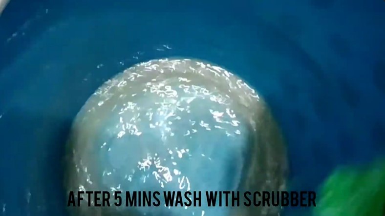 Bukan diolesi sitrun, ini trik bersihkan noda kerak di dasar ember cuma pakai 1 bahan dapur