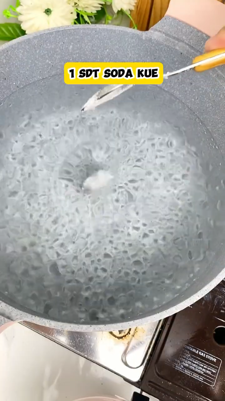 Cuma 5 menit, ini trik cepat merebus daun singkong agar tetap hijau dan empuk pakai 1 bahan dapur