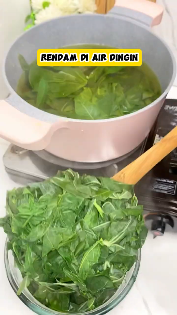 Cuma 5 menit, ini trik cepat merebus daun singkong agar tetap hijau dan empuk pakai 1 bahan dapur