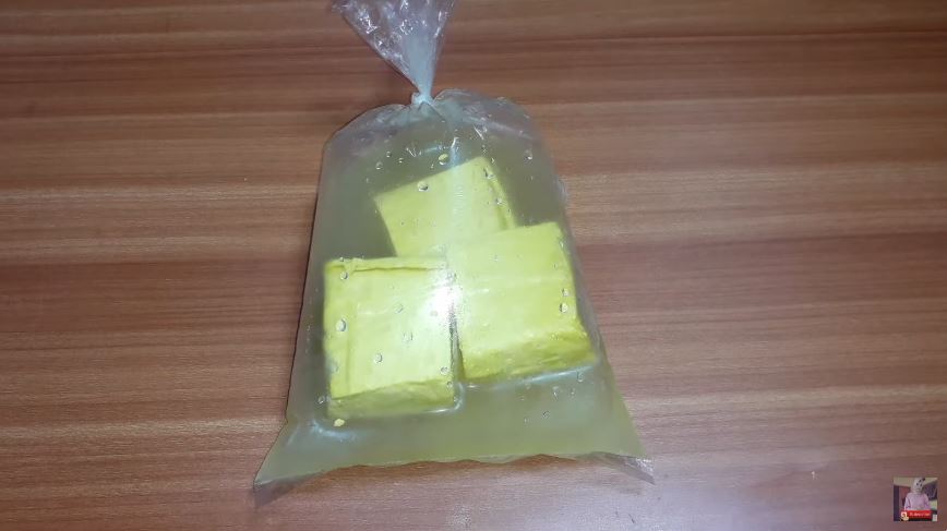Jangan cuma dicuci, ini cara mudah menghilangkan bau tak sedap pada tahu kuning sebelum diolah