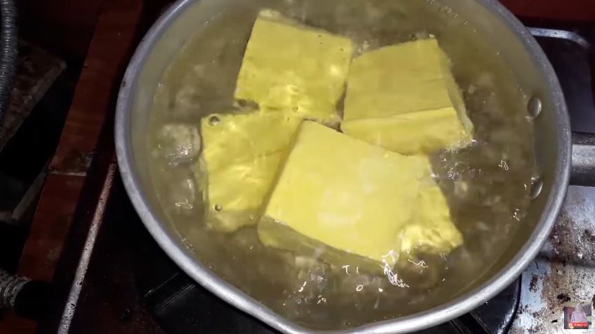 Jangan cuma dicuci, ini cara mudah menghilangkan bau tak sedap pada tahu kuning sebelum diolah