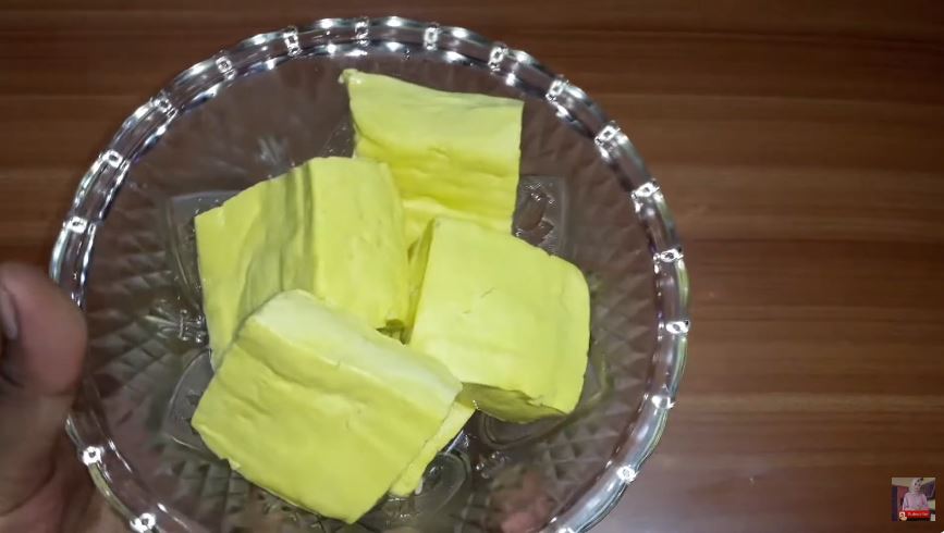 Jangan cuma dicuci, ini cara mudah menghilangkan bau tak sedap pada tahu kuning sebelum diolah