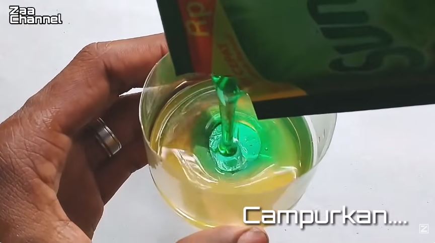 Tak perlu dicuci air, trik pria bersihkan motor dekil ini hasilnya kinclong cuma tambah 2 bahan dapur