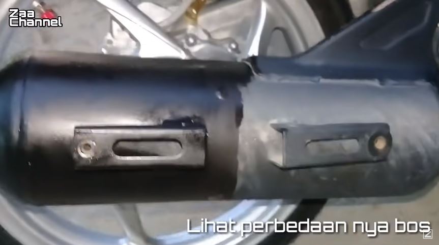 Tak perlu dicuci air, trik pria bersihkan motor dekil ini hasilnya kinclong cuma tambah 2 bahan dapur