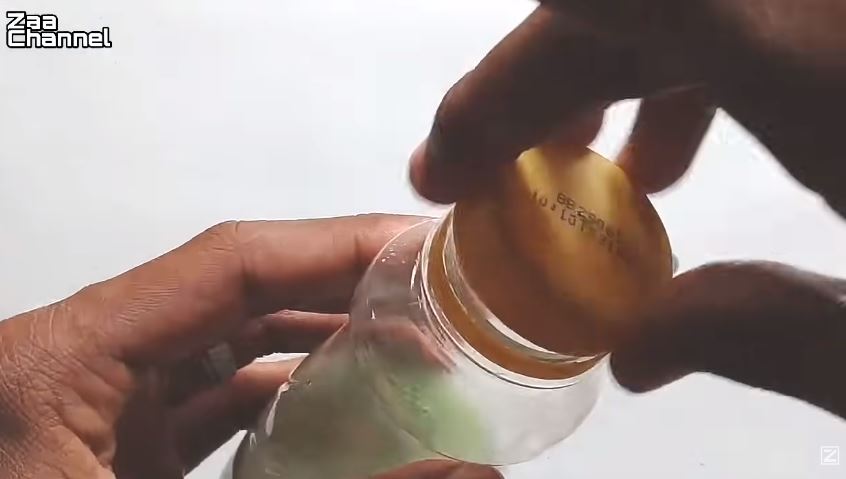 Tak perlu dicuci air, trik pria bersihkan motor dekil ini hasilnya kinclong cuma tambah 2 bahan dapur