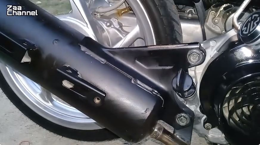 Tak perlu dicuci air, trik pria bersihkan motor dekil ini hasilnya kinclong cuma tambah 2 bahan dapur