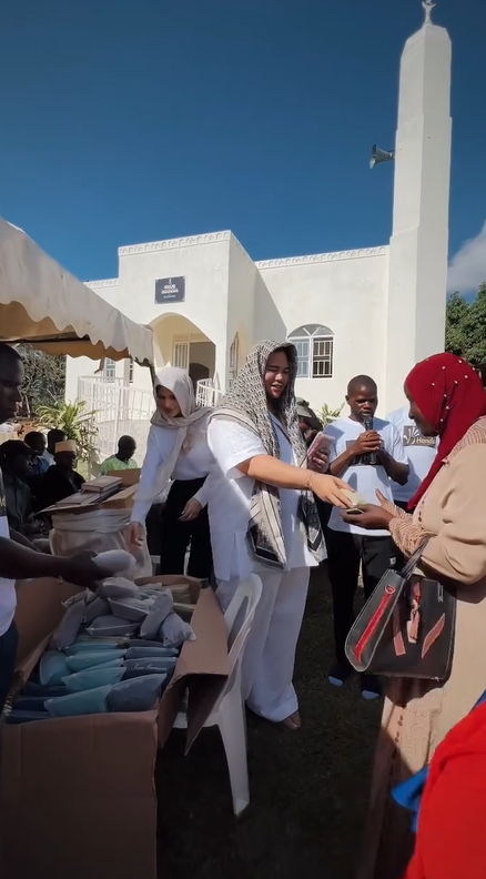 Momen Ivan Gunawan berkunjung ke Uganda, resmikan masjid yang dibangun tanpa kubah © 2024 brilio.net