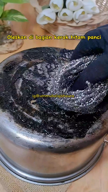 Tanpa soda kue, cara ampuh hilangkan kerak gosong pantat panci ini cuma pakai tambahan 1 bahan dapur