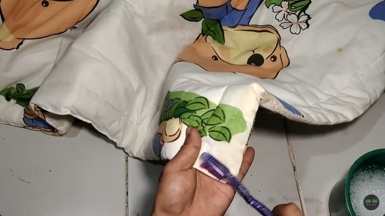 Tak direndam air panas, trik pemilik laundry basmi noda kuning di bed cover ini ditambah 1 bahan dapur