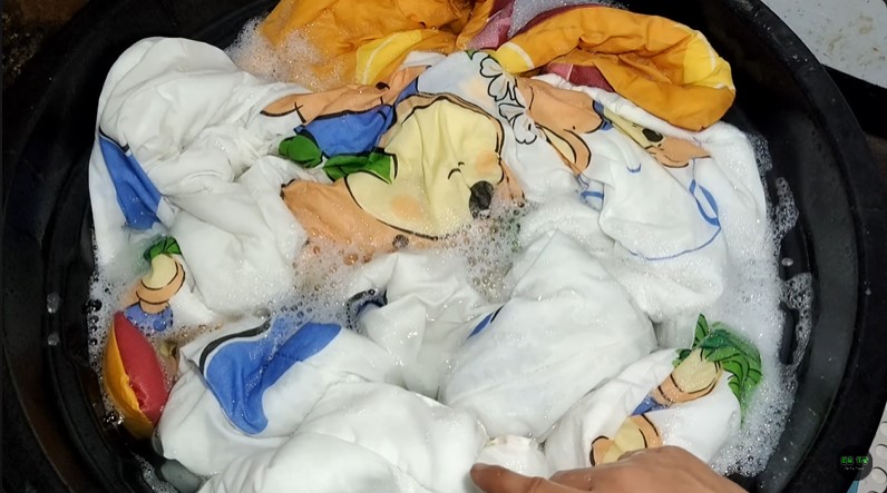 Tak direndam air panas, trik pemilik laundry basmi noda kuning di bed cover ini ditambah 1 bahan dapur