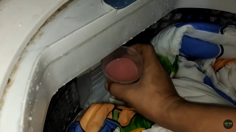 Tak direndam air panas, trik pemilik laundry basmi noda kuning di bed cover ini ditambah 1 bahan dapur