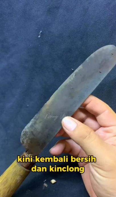 Bukan diamplas, ini trik hilangkan karat menahun pada pisau agar tajam kembali pakai 1 bahan dapur