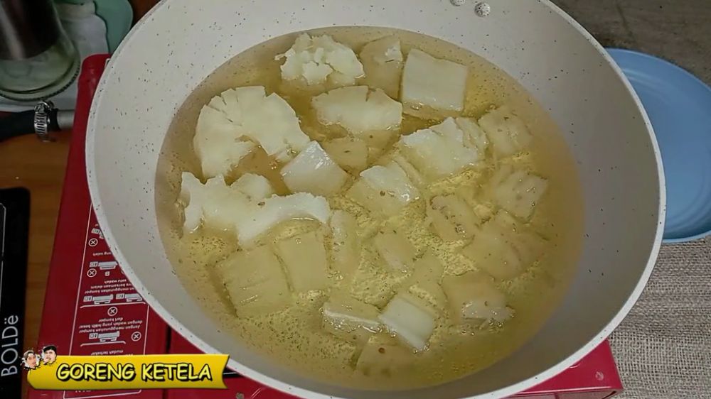 Tanpa digoreng dua kali, ini trik mudah bikin singkong goreng semakin renyah dan merekah sempurna