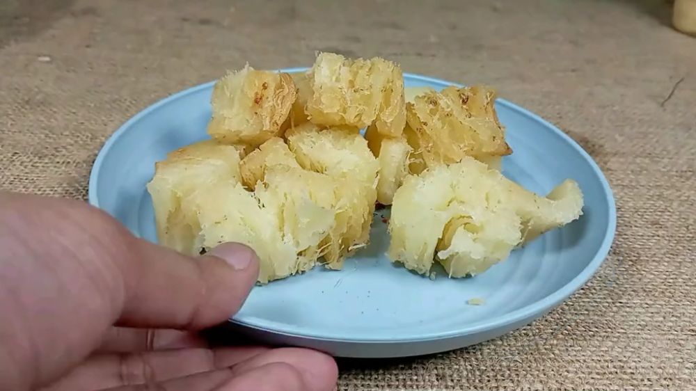 Tanpa digoreng dua kali, ini trik mudah bikin singkong goreng semakin renyah dan merekah sempurna