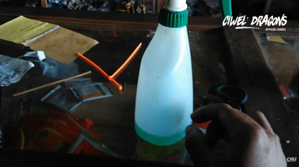 Cukup tambah 1 bahan dapur, ini cara bersihkan kaca helm buram agar kinclong tanpa tergores