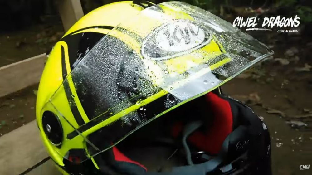 Cukup tambah 1 bahan dapur, ini cara bersihkan kaca helm buram agar kinclong tanpa tergores