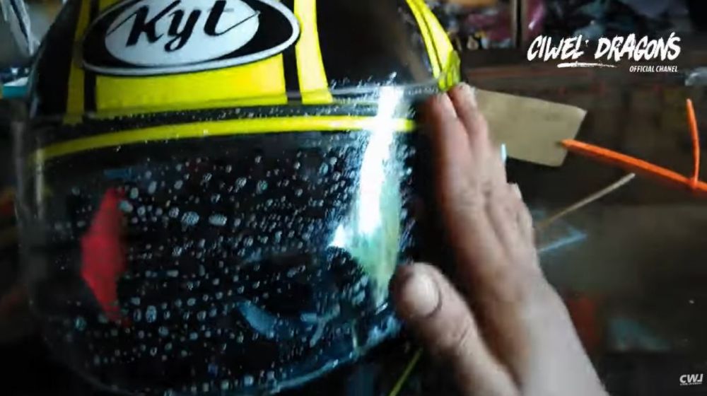 Cukup tambah 1 bahan dapur, ini cara bersihkan kaca helm buram agar kinclong tanpa tergores