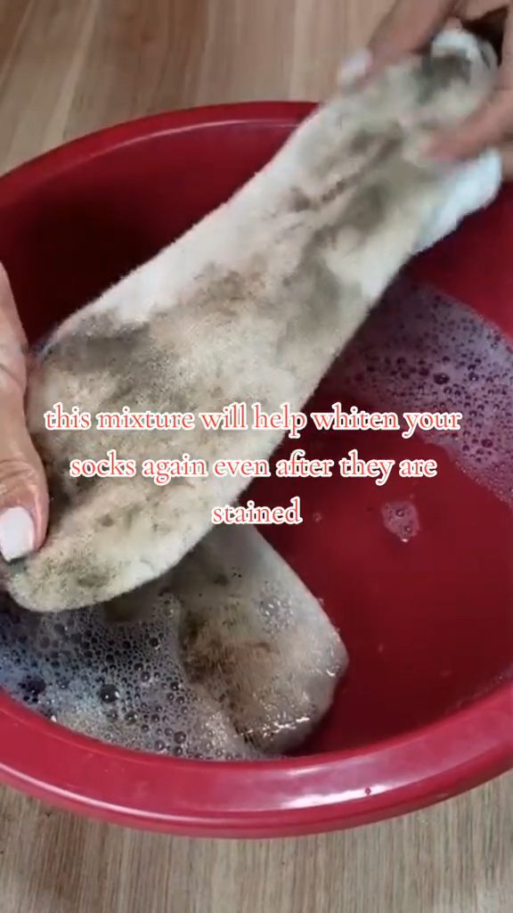 Tanpa perlu dikucek, cara ibu-ibu bersihkan kaus kaki dekil ini ampuh jadi bersih pakai 3 bahan dapur