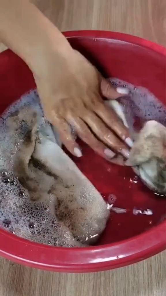 Tanpa perlu dikucek, cara ibu-ibu bersihkan kaus kaki dekil ini ampuh jadi bersih pakai 3 bahan dapur