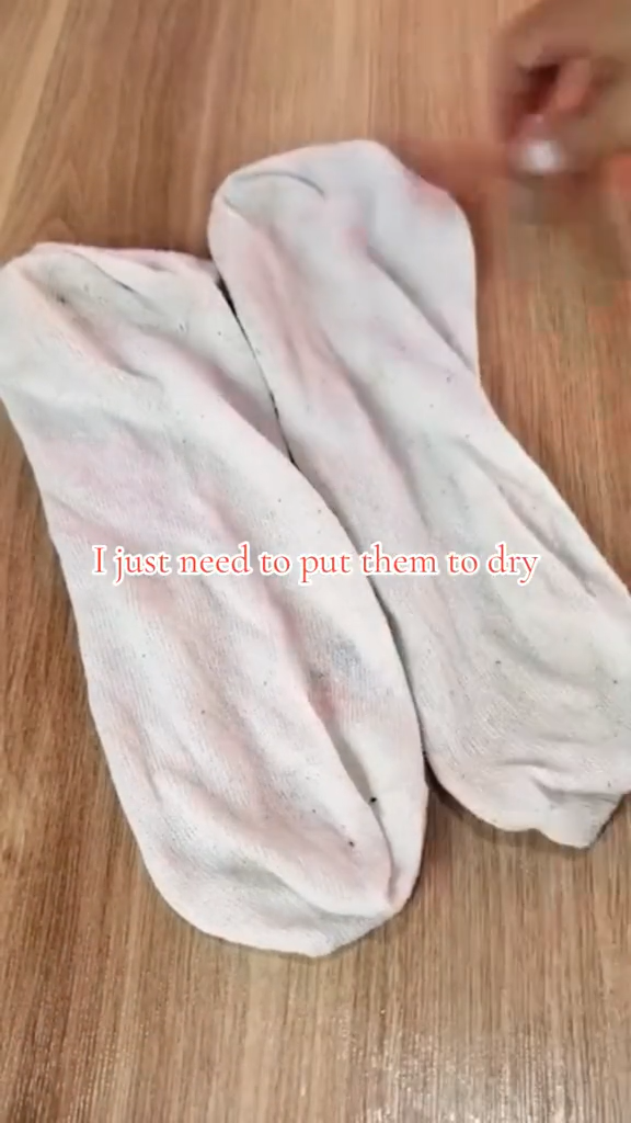 Tanpa perlu dikucek, cara ibu-ibu bersihkan kaus kaki dekil ini ampuh jadi bersih pakai 3 bahan dapur