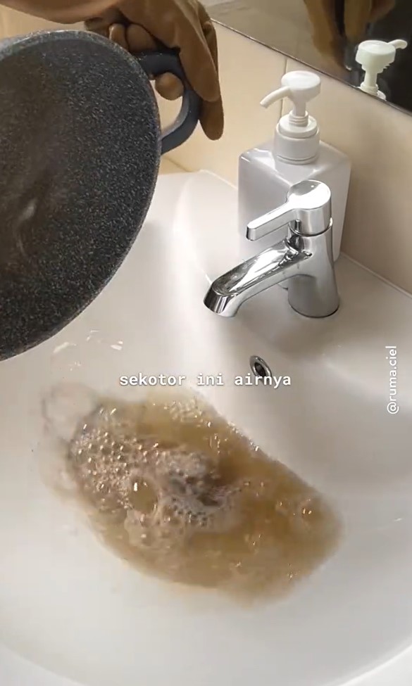 Tak perlu repot disikat, ini trik mencuci lap dapur dekil cuma andalkan 1 bahan dapur