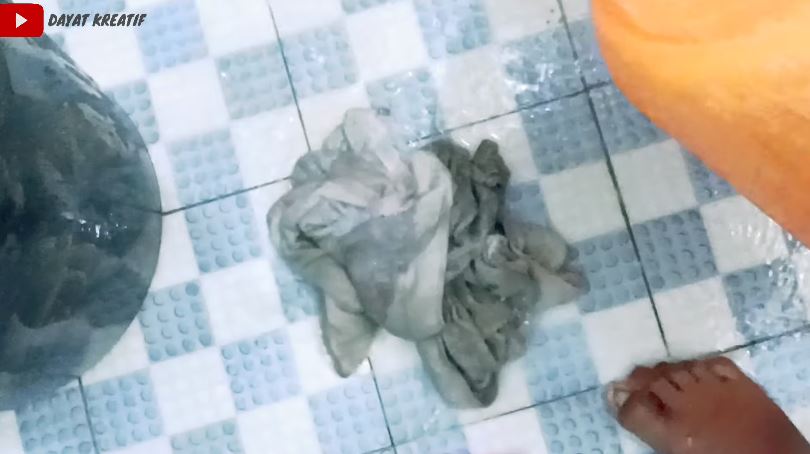 Bukan disikat larutan sitrun, ini trik ampuh memutihkan handuk dekil cuma pakai 2 bahan dapur