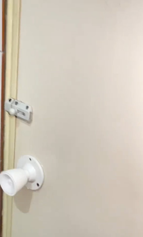 Tanpa cairan pemutih, wanita ini punya cara jitu hilangkan kerak pintu kamar mandi pakai 2 bahan dapur