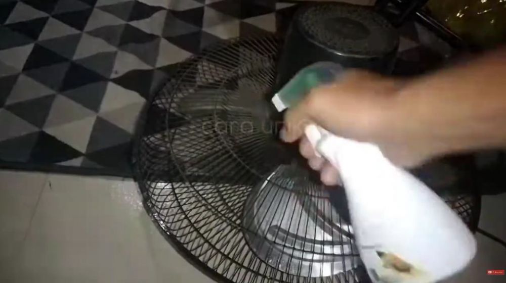 Tanpa cuka dan baking soda, begini cara bersihkan debu kipas angin dalam 5 menit pakai 2 bahan dapur
