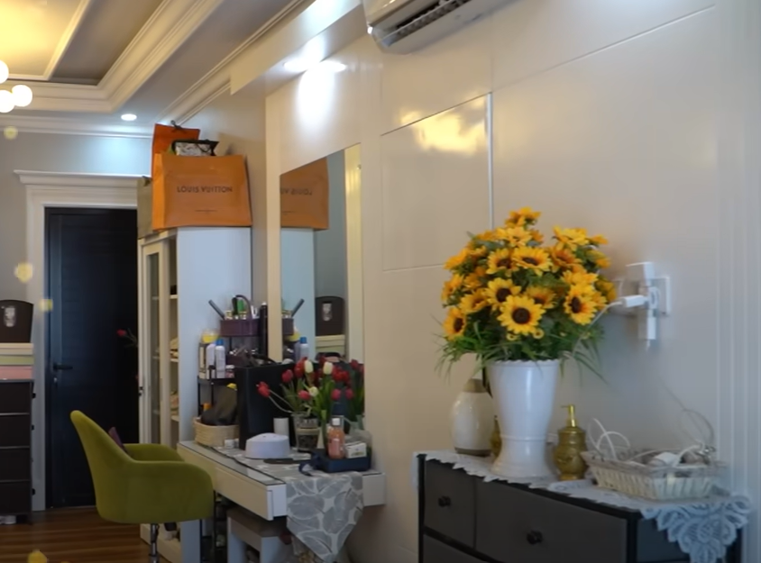 potret kamar tidur Mpok Alpa ini letak kamar mandinya dibuat tersembunyi © 2024 brilio.net