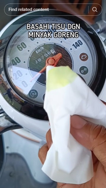 Tanpa digosok oli, ini trik hilangkan noda retak di kaca speedometer motor andalkan 1 bahan dapur