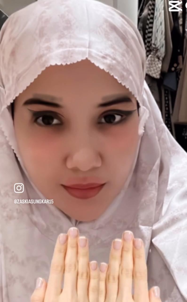 potret zaskia sungkar ikuti tren makeup asoka © instagram