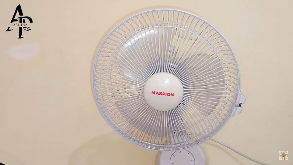 Bersih dalam 10 menit, begini cara bersihkan debu kipas angin tanpa dibongkar pakai 3 bahan dapur