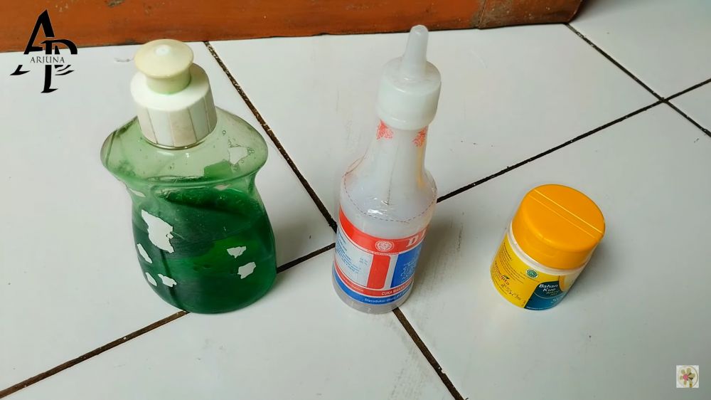 Bersih dalam 10 menit, begini cara bersihkan debu kipas angin tanpa dibongkar pakai 3 bahan dapur