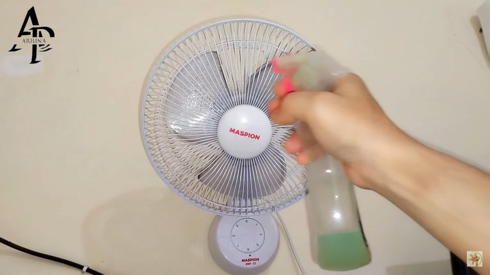Bersih dalam 10 menit, begini cara bersihkan debu kipas angin tanpa dibongkar pakai 3 bahan dapur
